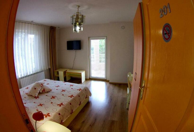 غرفة قياسية مزوَّدة بتراس, приятелската къща