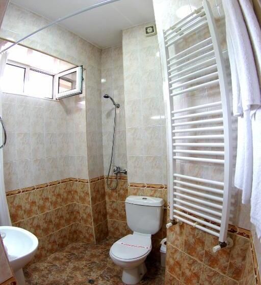 غرفة قياسية مزوَّدة بتراس, приятелската къща