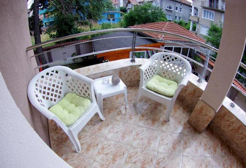 شقة غرفة نوم واحدة مزودة بشُرفة, приятелската къща