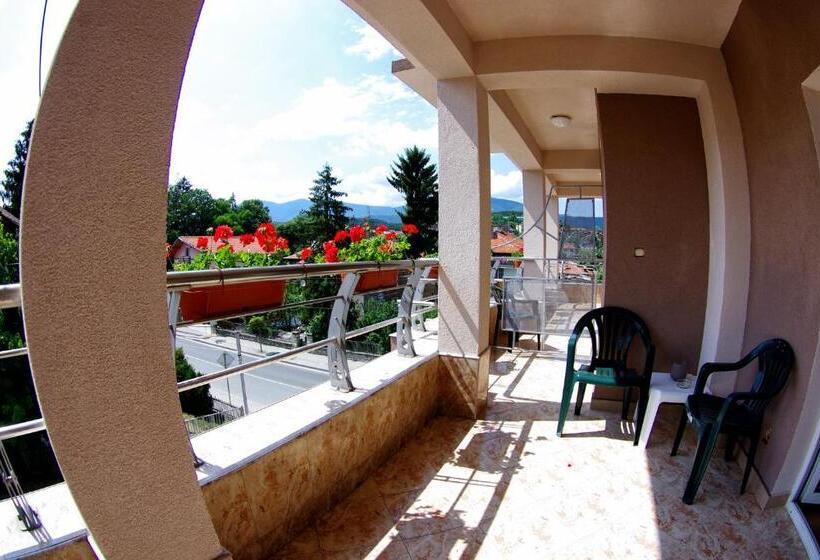 شقة غرفة نوم واحدة مزودة بشُرفة, приятелската къща