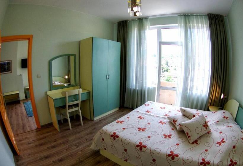 شقة غرفة نوم واحدة مزودة بشُرفة, приятелската къща