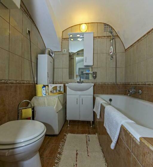 شقة غرفتين نوم مزودة بشُرفة, Barokk Vendégház