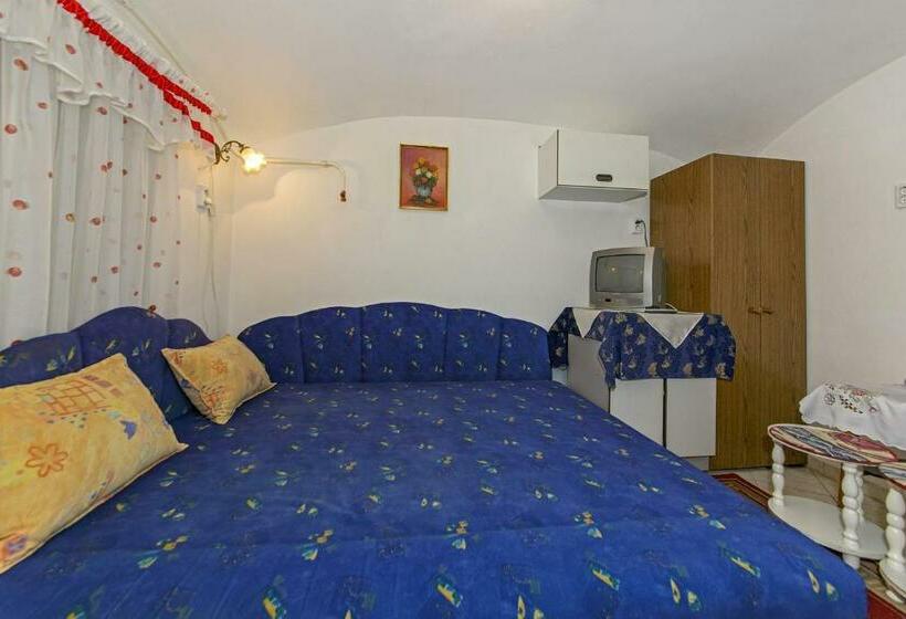 شقة غرفتين نوم مزودة بشُرفة, Barokk Vendégház