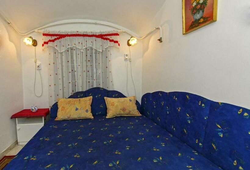 شقة غرفتين نوم مزودة بشُرفة, Barokk Vendégház