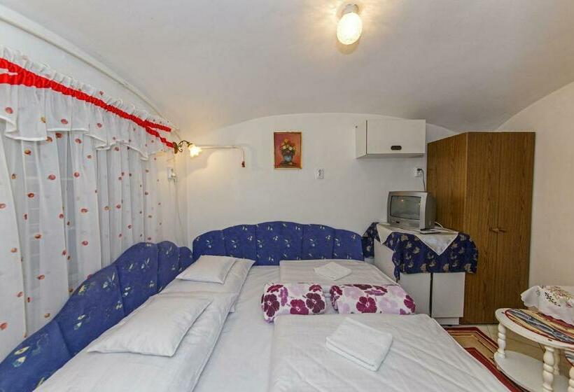 شقة غرفتين نوم مزودة بشُرفة, Barokk Vendégház