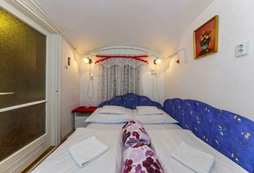 شقة غرفتين نوم مزودة بشُرفة, Barokk Vendégház