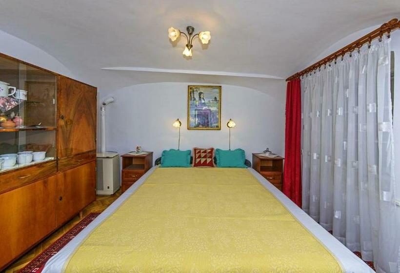 شقة غرفتين نوم مزودة بشُرفة, Barokk Vendégház