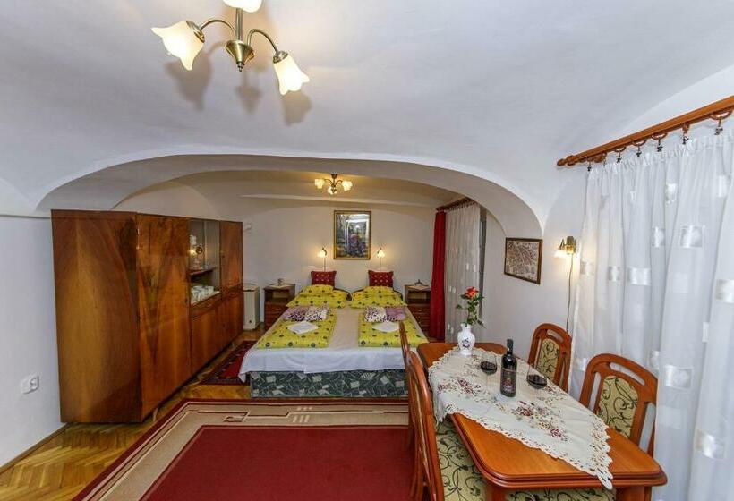 شقة غرفتين نوم مزودة بشُرفة, Barokk Vendégház