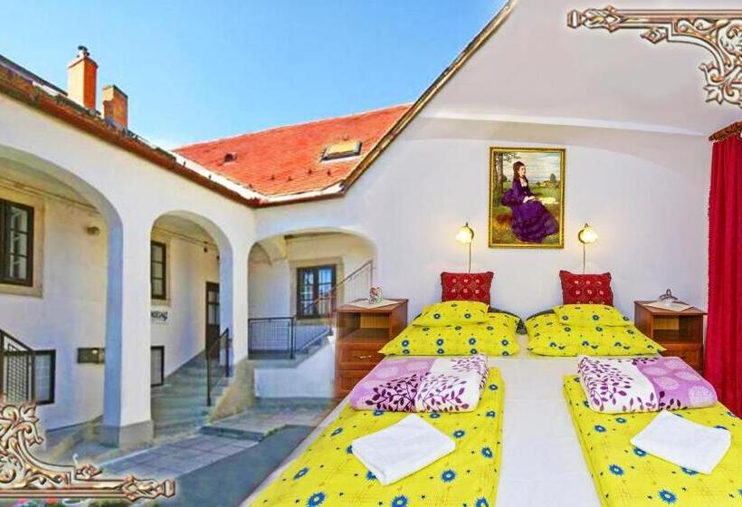 شقة غرفتين نوم مزودة بشُرفة, Barokk Vendégház