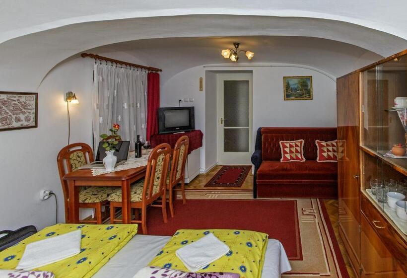 شقة غرفتين نوم مزودة بشُرفة, Barokk Vendégház