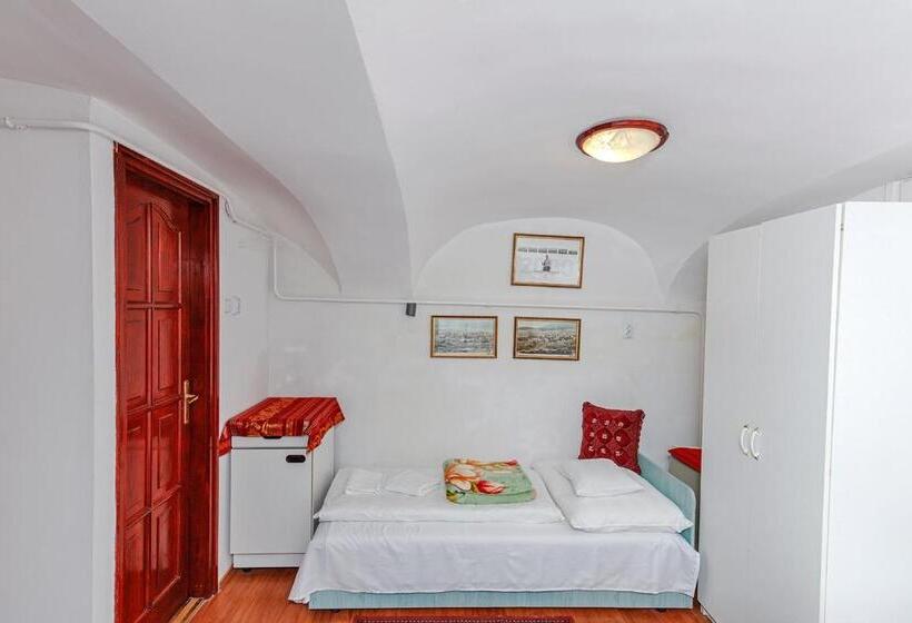 شقة غرفتين, Barokk Vendégház