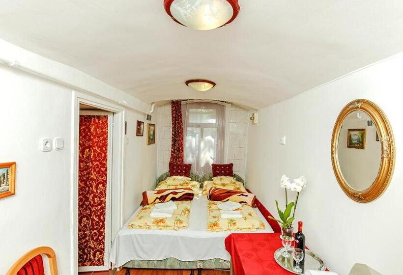 شقة غرفتين, Barokk Vendégház