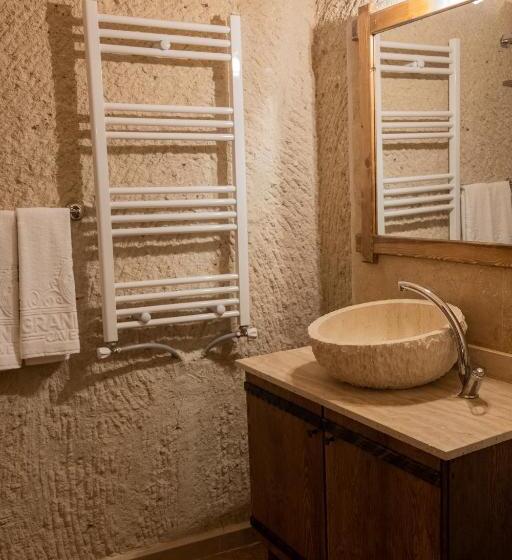 سوییت خانوادگی, Grand Elite Cave Suites