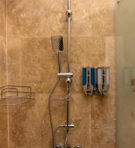 سوئیت با وان آب گرم, Grand Elite Cave Suites