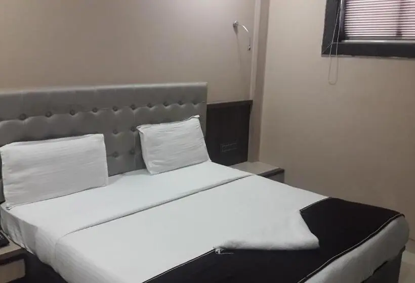 キングサイズベッドのスタンダードルーム, Shine Hospitality Crown