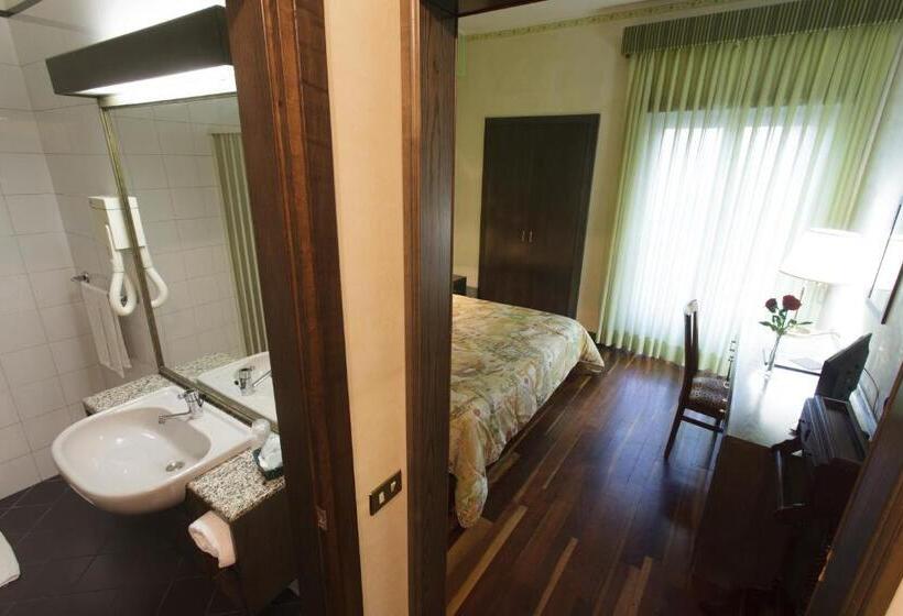 اتاق لوکس, Astor Hotel Vintage