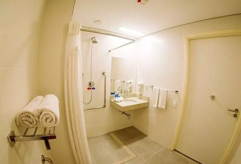 Cameră Standard Adaptată pentru Discapacitaţi, Diff