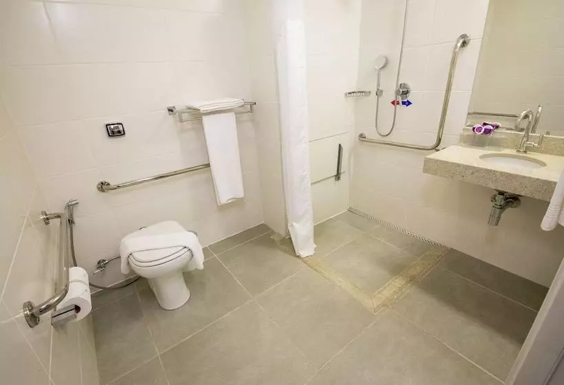 Cameră Standard Adaptată pentru Discapacitaţi, Diff