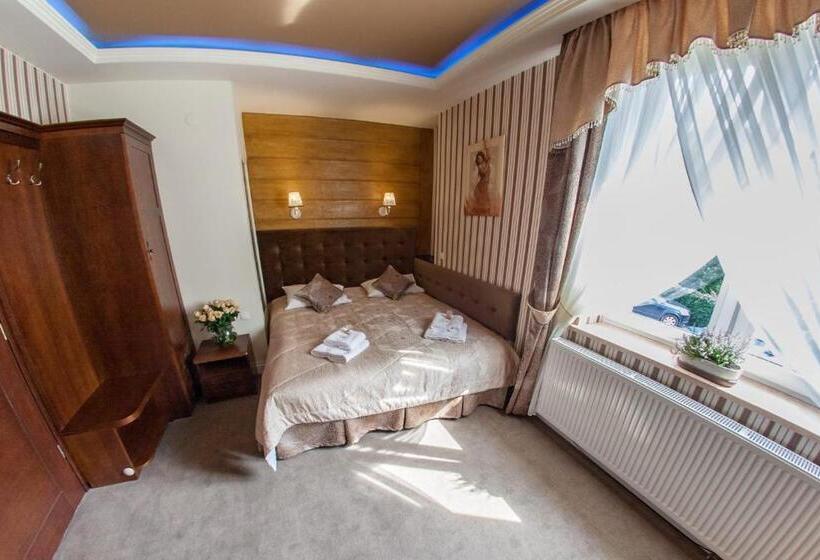 اتاق لوکس, Fryderyk