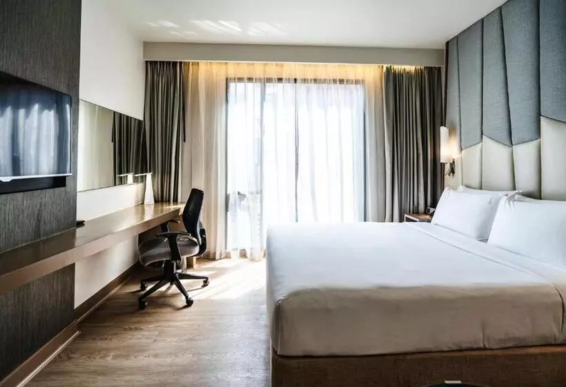 クイーンベッドのスーペリアルーム, Holiday Inn Express Bangkok Sukhumvit 11, An Ihg