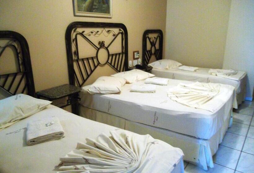 标准三人间, Hollywood Palace