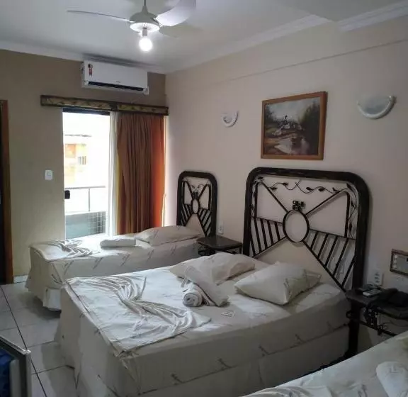 Standard Kolmen Hengen Huone, Hollywood Palace