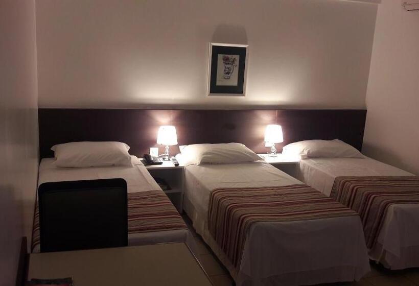 חדר דלוקס לשלושה, Hz