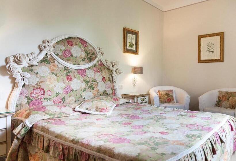 Classic room with balcony, Villa Maremonti