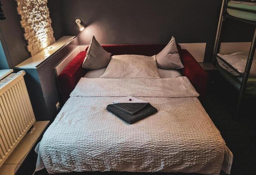 חדר משפחתי, 108