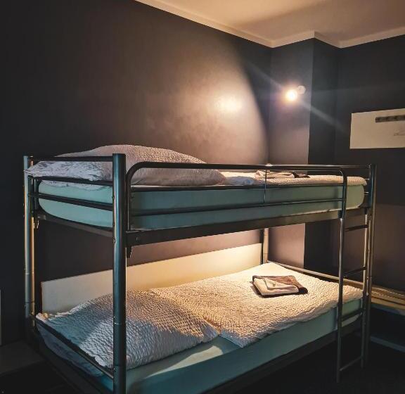 חדר משפחתי, 108