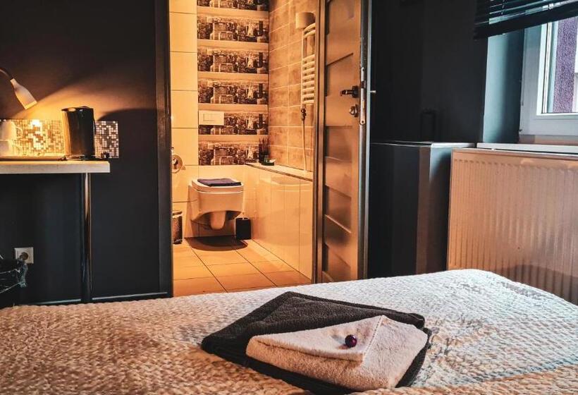 חדר משפחתי, 108