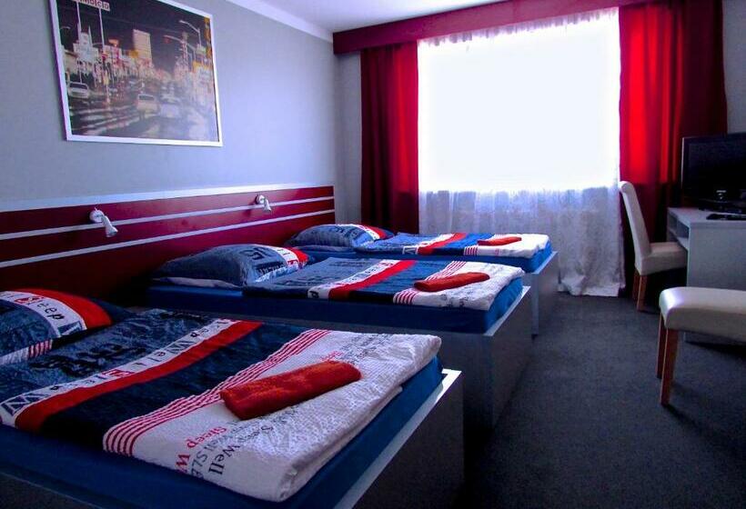 חדר סטנדרט לשלושה עם חדר אמבטיה משוף, 108