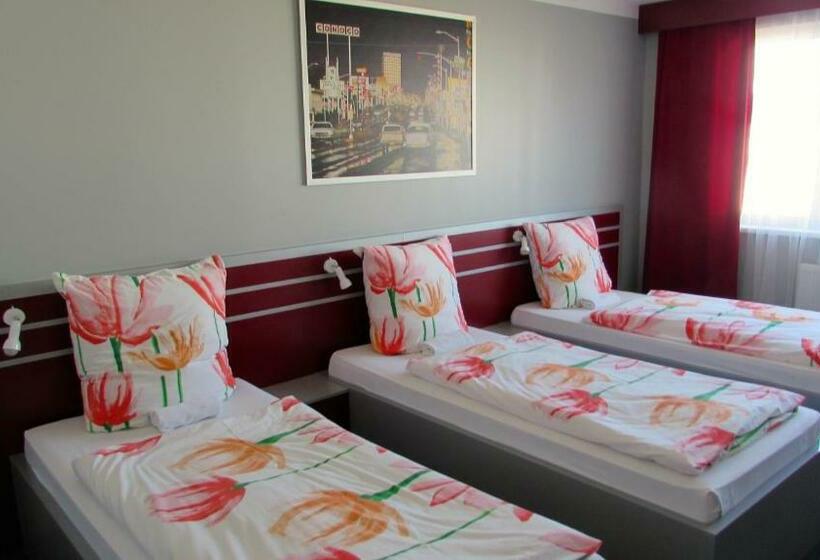 חדר סטנדרט לשלושה עם חדר אמבטיה משוף, 108