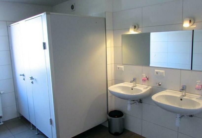 חדר סטנדרט לשלושה עם חדר אמבטיה משוף, 108