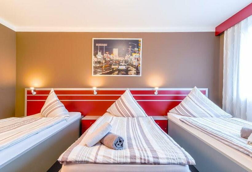 חדר סטנדרט לשלושה עם חדר אמבטיה משוף, 108