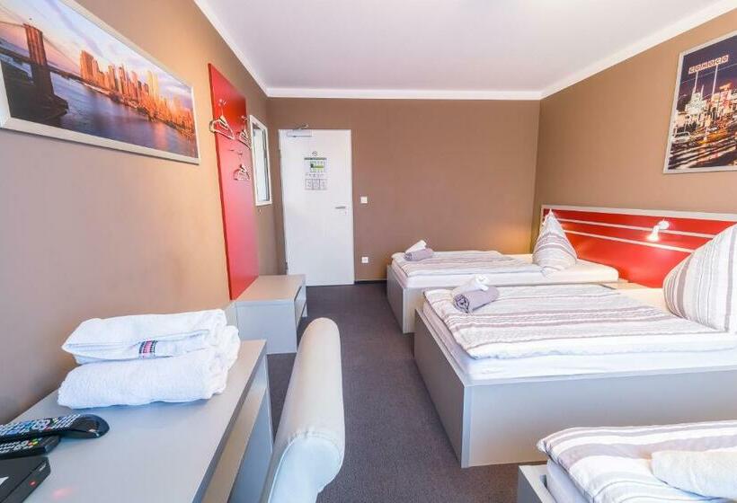 חדר סטנדרט לשלושה עם חדר אמבטיה משוף, 108