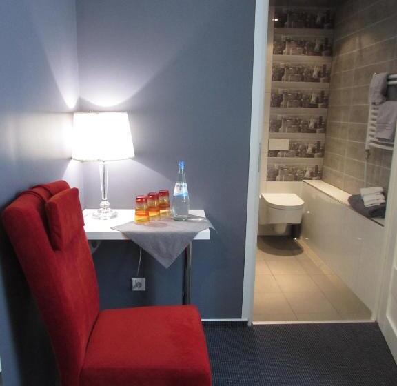 חדר משפחתי, 108