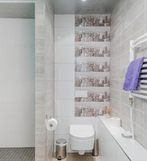 חדר משפחתי, 108