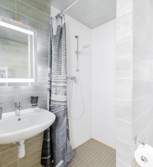 חדר משפחתי, 108