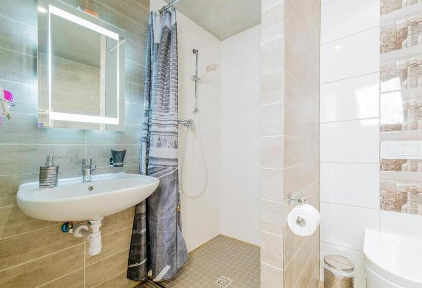 חדר משפחתי, 108