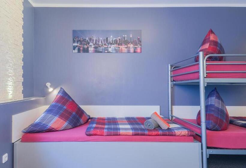 חדר משפחתי, 108