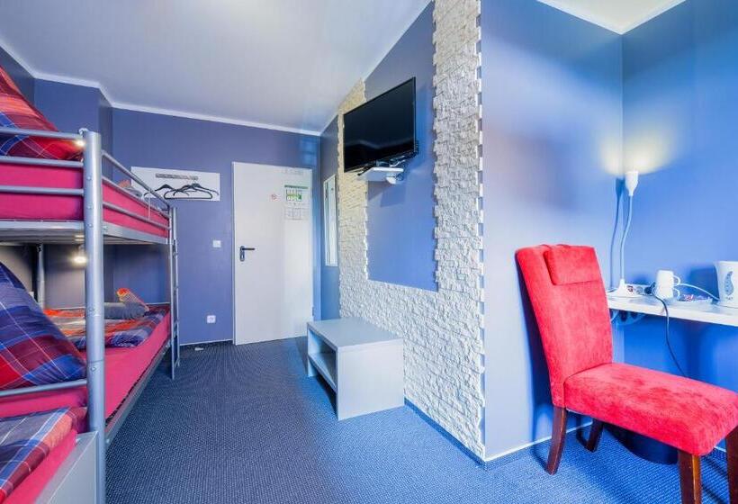 חדר משפחתי, 108