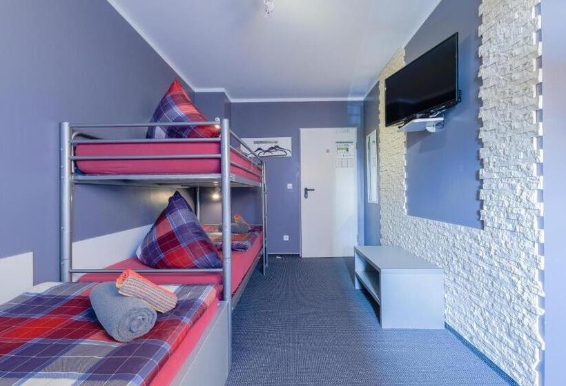 חדר משפחתי, 108