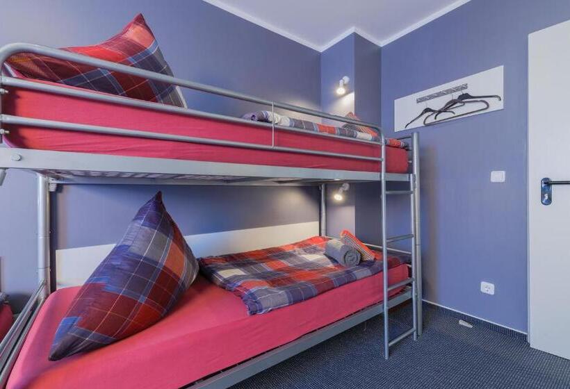 חדר משפחתי, 108