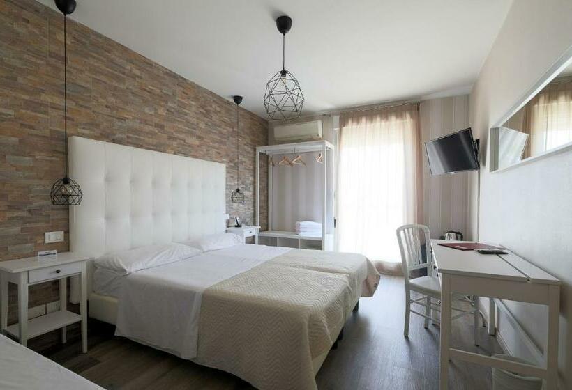 غرفة قياسية ثلاثية, Blue Marine