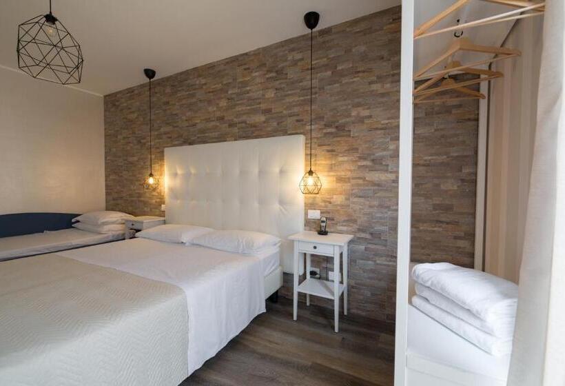 غرفة قياسية ثلاثية, Blue Marine