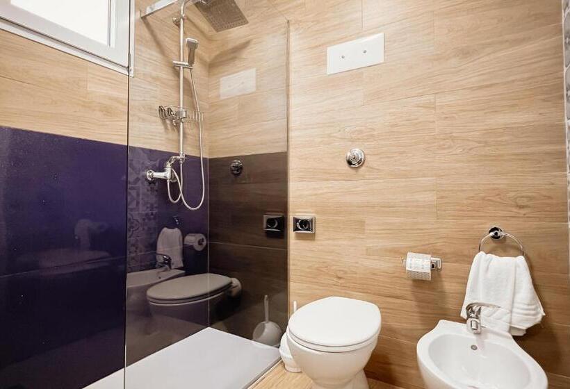 غرفة قياسية ثلاثية, Blue Marine