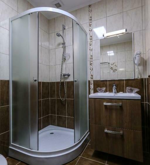 标准单人间, Holiday Maria