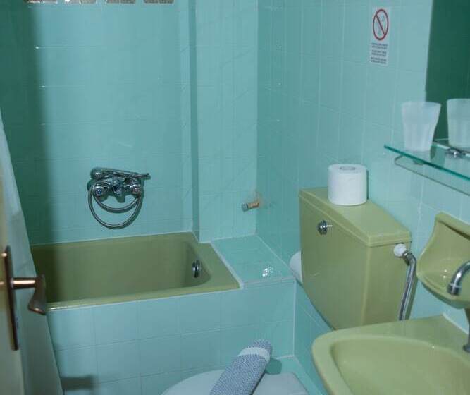 标准三人间, Milton