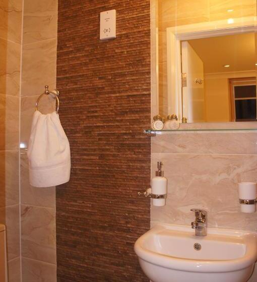 标准三人间, Sapphire Hotel London